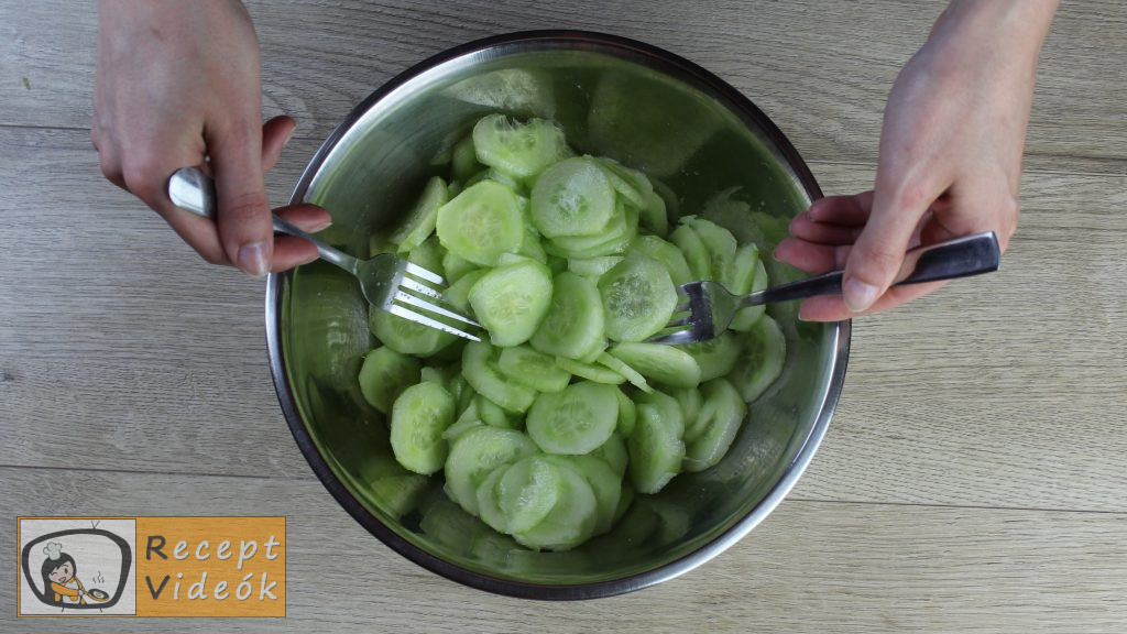 uborkasaláta recept, uborkasaláta elkészítése 2. lépés