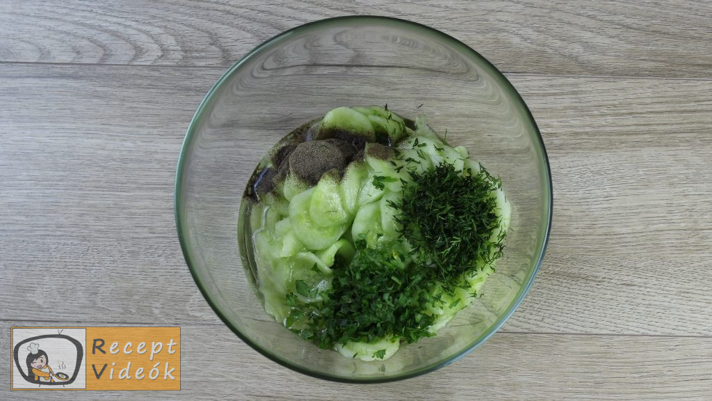 uborkasaláta recept, uborkasaláta elkészítése 3. lépés