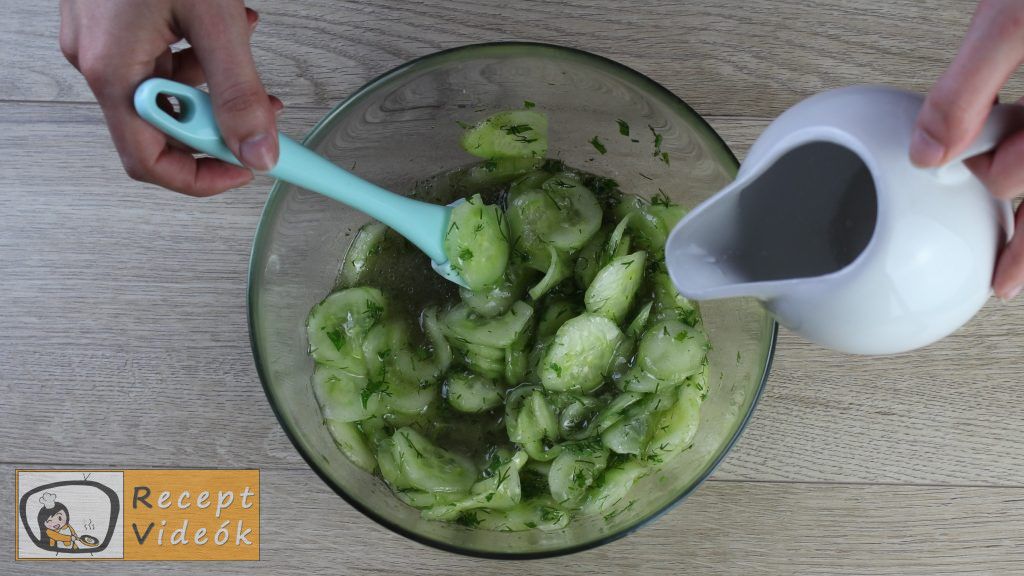 uborkasaláta recept, uborkasaláta elkészítése 4. lépés
