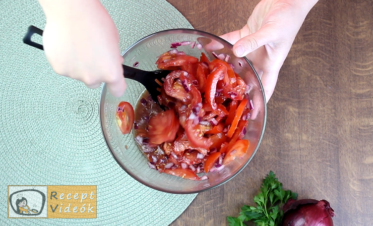 Paradicsomsaláta recept, paradicsomsaláta elkészítése 3. lépés
