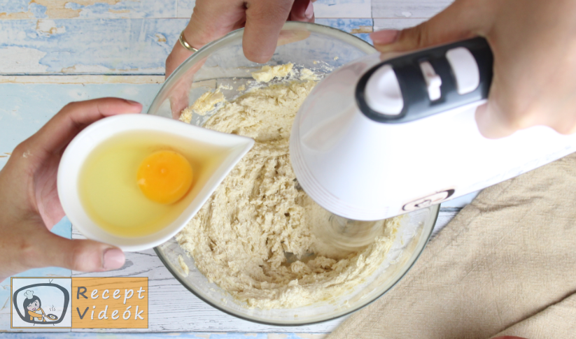 Banános kuglóf recept, banános kuglóf elkészítése 2. lépés