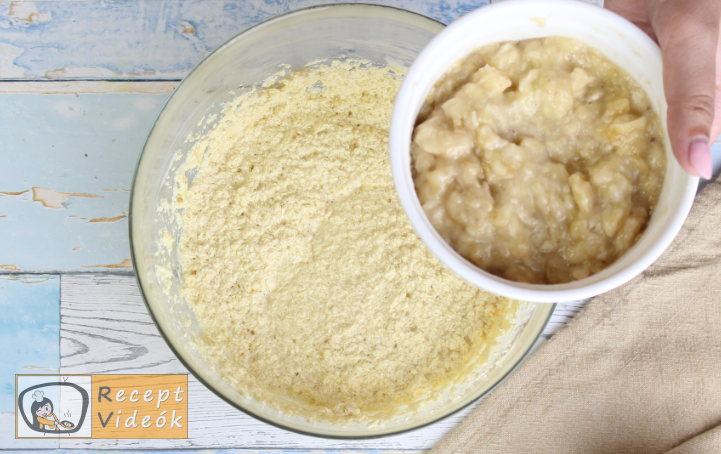 Banános kuglóf recept, banános kuglóf elkészítése 3. lépés